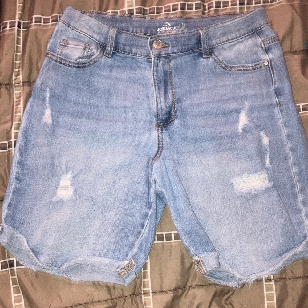 I’m sailing shorts. They have been worn. I washed them with downy and tide/Oxi